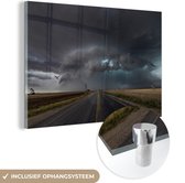 MuchoWow® Glasschilderij 90x60 cm - Schilderij acrylglas - Een weg onder een stormachtige lucht - Foto op glas - Schilderijen