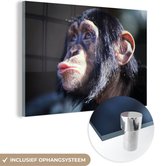 MuchoWow® Glasschilderij 60x40 cm - Schilderij acrylglas - Chimpansee aap op vervaagde achtergrond - Foto op glas - Schilderijen