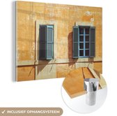 MuchoWow® Glasschilderij 90x60 cm - Schilderij acrylglas - Twee ramen met luiken tegen een oranje muur in Rome - Foto op glas - Schilderijen
