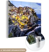 MuchoWow® Glasschilderij 20x20 cm - Schilderij acrylglas - Cinque Terre verlicht tijdens de schemering in Italië - Foto op glas - Schilderijen