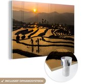 MuchoWow® Glasschilderij 120x80 cm - Schilderij acrylglas - Prachtig beeld van een rijstveld bij zonsondergang - Foto op glas - Schilderijen