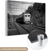MuchoWow® Glasschilderij 60x40 cm - Schilderij acrylglas - Een trein op een spoorlijn - zwart wit - Foto op glas - Schilderijen
