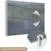 MuchoWow® Glasschilderij 90x60 cm - Schilderij acrylglas - Een Lepelaar met weerspiegeling in het water - Foto op glas - Schilderijen
