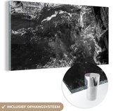 MuchoWow® Glasschilderij 160x80 cm - Schilderij acrylglas - Bovenaanzicht van de kliffen in Schotland - zwart wit - Foto op glas - Schilderijen