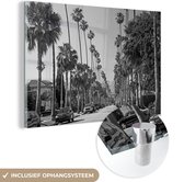 MuchoWow® Glasschilderij 60x40 cm - Schilderij acrylglas - Palmbomen langs de straten in Beverly Hills in Noord-Amerika - zwart wit - Foto op glas - Schilderijen
