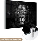 MuchoWow® Glasschilderij 150x100 cm - Schilderij acrylglas - Leeuw tussen de bladeren in de jungle - zwart wit - Foto op glas - Schilderijen