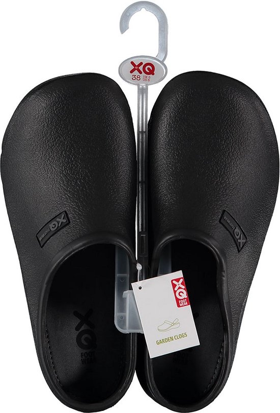 Zwarte 'Garden Clogs' van XQ Footwear, hangend aan een kledinghanger.