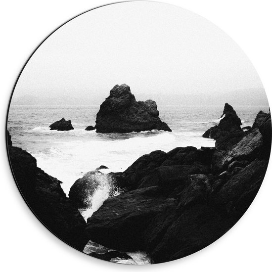 WallClassics - Dibond Muurcirkel - Golven tegen hoge Rotsen in het Water (Zwart- wit) - 30x30 cm Foto op Aluminium Muurcirkel (met ophangsysteem)