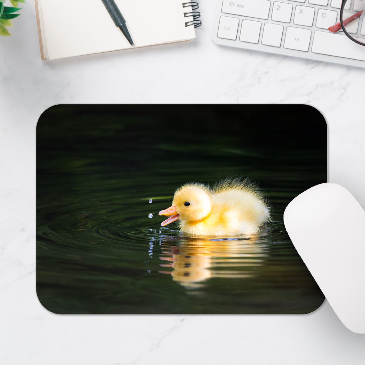 Muismat - Geel Kuiken op Rimpelig Water - 25x18 cm - 2 mm Dik - Muismat van Vinyl