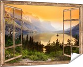 Gards Tuinposter Doorkijk Bergen met een Meer in Nationaal Park Glacier - 150x100 cm - Tuindoek - Tuindecoratie - Wanddecoratie buiten - Tuinschilderij