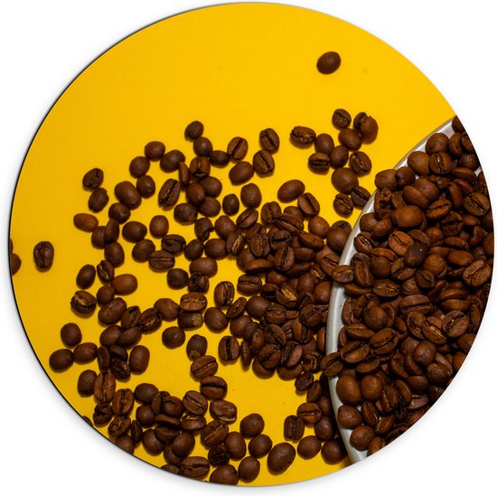 Dibond Muurcirkel - Schaal vol Verse Bruine Koffiebonen tegen Gele Achtergrond - 70x70 cm Foto op Aluminium Muurcirkel (met ophangsysteem)