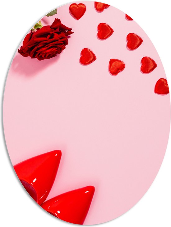 PVC Schuimplaat Ovaal - Klassiek Rood Paar Hakken met Hartjes en Rode Roos op Lichtroze Achtergrond - 72x96 cm Foto op Ovaal (Met Ophangsysteem)