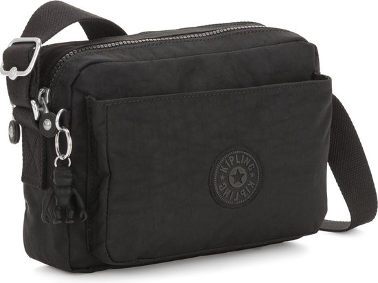 Zwarte Kipling schoudertas met een ronde Kipling-badge en een aap-sleutelhanger.