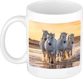 Dravende witte paarden op strand koffiemok / theebeker wit - 300 ml - keramiek - cadeau beker / paardenliefhebber mok