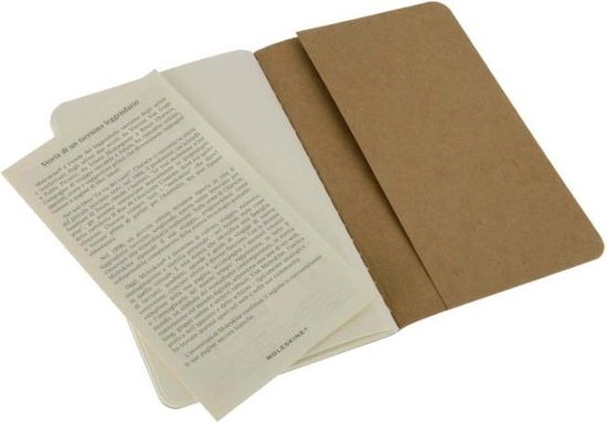 Moleskine Cahier Journal in bruin met crème kleurige pagina's en een bruine omslag. Binnenin de omslag zit een gevouwen informatieblad.