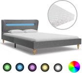 Bed met LED en matras stof lichtgrijs 140x200 cm