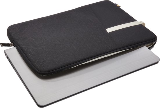 Zwarte laptophoes met geometrisch patroon, gedeeltelijk open met een zilveren laptop erin.