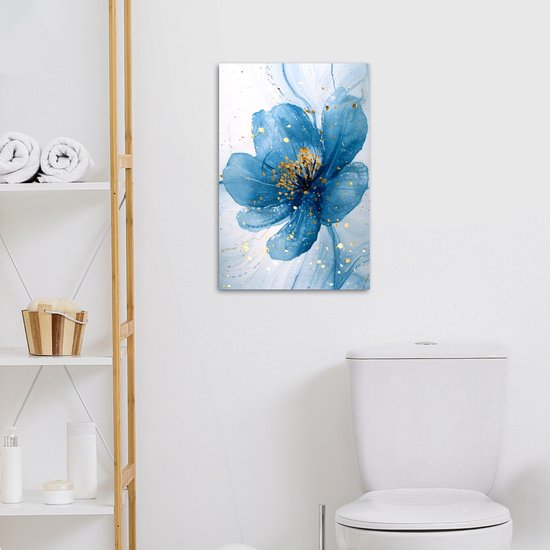 Peinture abstraite d'une fleur bleue avec des éclaboussures dorées, suspendue au-dessus de toilettes.