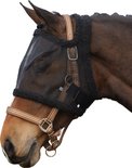 Bruin paard met zwarte vliegenkap met fleece rand en bruin gestreepte riemen.