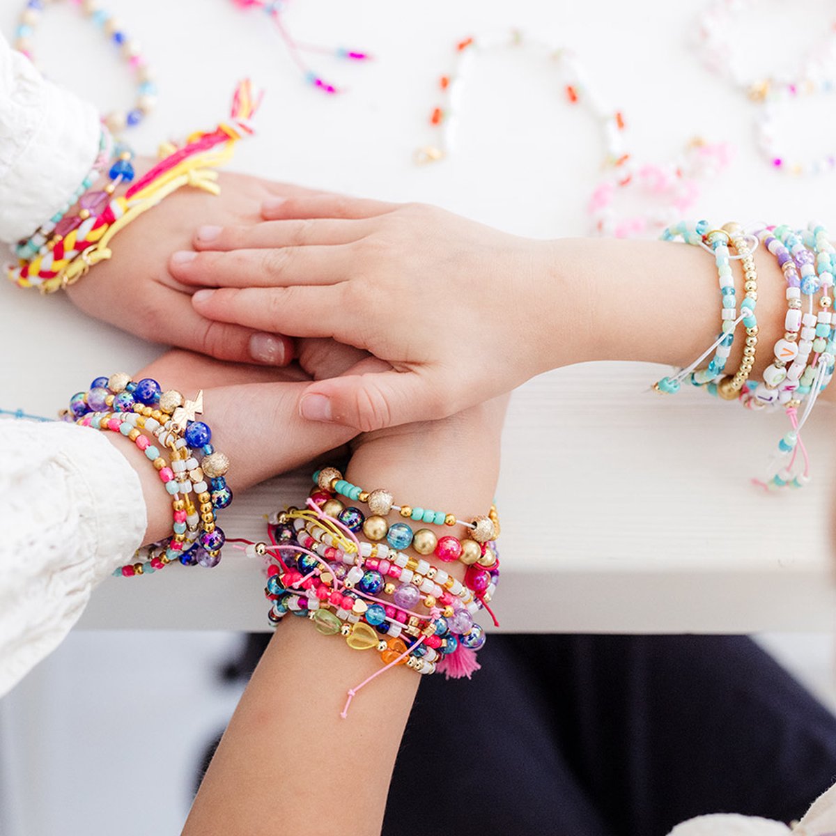 Totum XL armbandjes knustelset - 50 armbandjes maken 1700+ stuks - Design & Shine Happy Bracelets Fashion knutselset cadeau tip creatief speelgoed meisjes vanaf 6 jaar — afbeelding 14