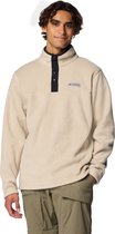 Man in beige fleece trui met zwarte kraag en knopen, van voren gezien.