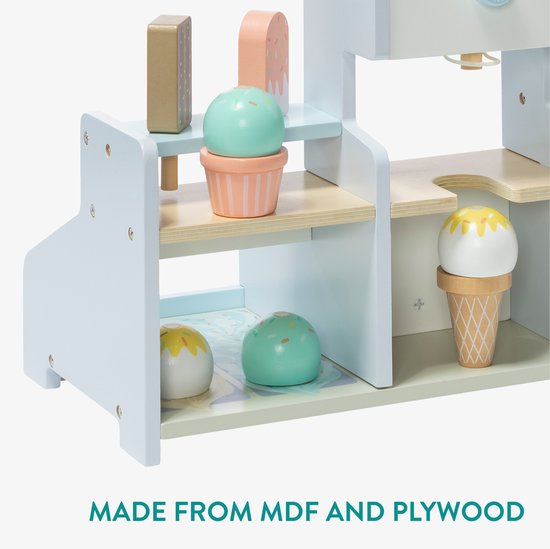 Houten ijswinkel met pastelkleurige ijsschepjes, hoorntjes en ijsjes op een stokje.