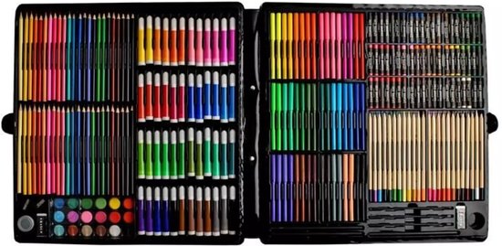 Open kunstdoos met potloden, stiften, oliepastels, verf, gum en puntenslijper.