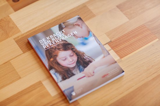 Een boek met de titel 'DE KRACHT VAN RIJKE REKENVRAGEN IN EEN NOTENDOP' ligt op een houten tafel.