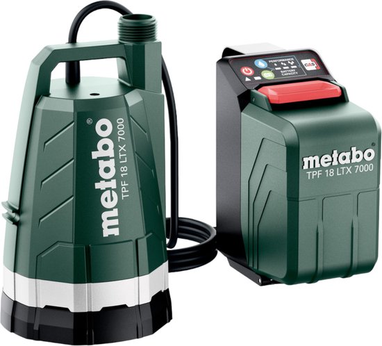 Donkergroene dompelpomp Metabo TPF 18 LTX 7000 met zilveren en zwarte accenten en een draaghandvat. Naast de pomp staat een groen accupack met het Metabo-logo.