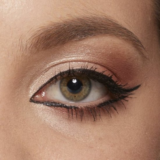 Een close-up van een oog dat is opgemaakt met winged eyeliner en bruine oogschaduw.