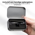 Zwarte nagelknipper en vijl in een metalen opbergdoos met schuimrubberen inzetstuk. De tekst 'ADROIT GOODS' is zichtbaar op de nagelknipper.