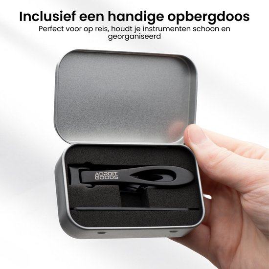 Zwarte nagelknipper en vijl in een metalen opbergdoos met schuimrubberen inzetstuk. De tekst 'ADROIT GOODS' is zichtbaar op de nagelknipper.