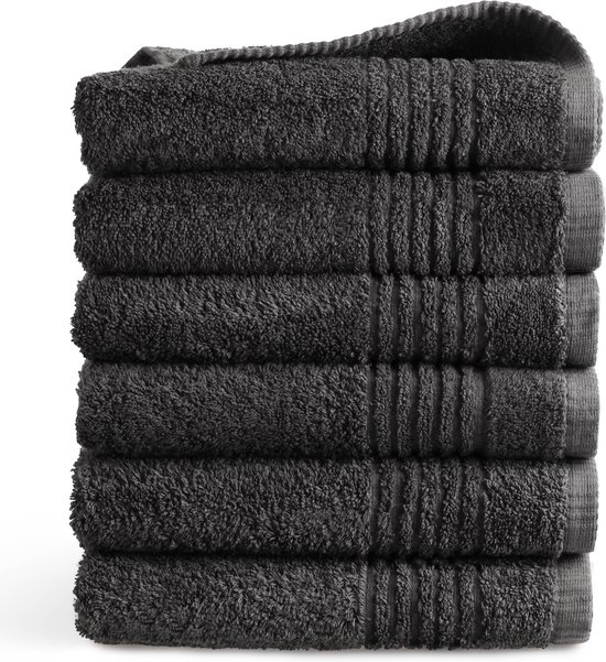 Pile de six serviettes gris foncé.