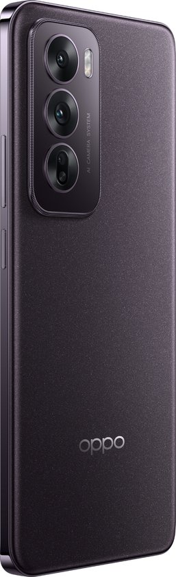 Achterkant van de OPPO Reno12 5G in Black Brown, schuin geplaatst met zicht op de cameramodule.