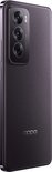 Achterkant van de OPPO Reno12 5G in Black Brown, schuin geplaatst met zicht op de cameramodule.