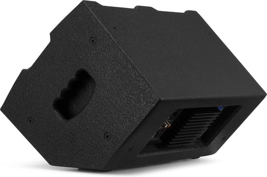 Zwarte Power Dynamics actieve speaker in monitorpositie, detail van de achterkant met koeling.