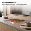 Een kleurrijk kookplaatbeschermer met een bloemenprint van rode, roze en blauwe klaprozen.