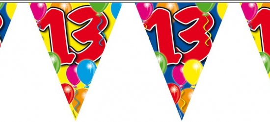 Feestelijke vlaggenlijn met het getal 13 in rood, omringd door veelkleurige ballonnen en slingers.