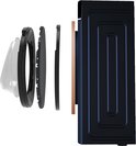 Pièces démontées de la porte d'une machine à laver bleu foncé, y compris le verre, le cadre et une bague, présentées à côté du côté de la machine.