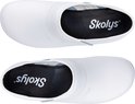 Bovenkant van twee witte Skolys klompen, met zwarte binnenzolen en logo.