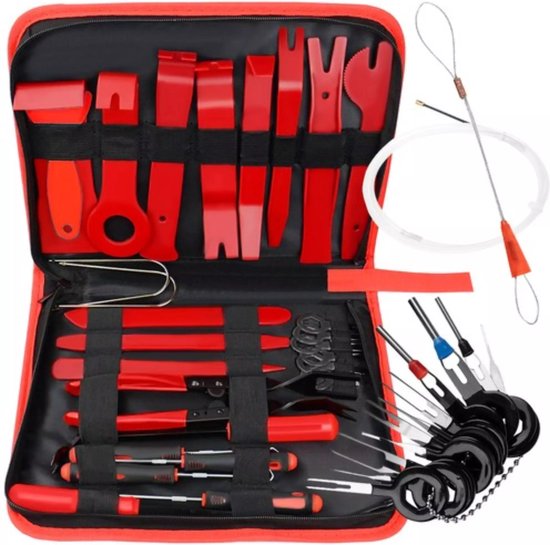 Rode koffer met diverse rode en zwarte auto-interieurdemontagetools, inclusief schrapers, clips en een kabeltrekker.