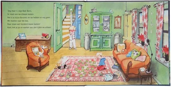 Een woonkamer met een oranje bank, een oranje stoel, een open trap en een grote groene kast. Op de vloer ligt een kind te spelen.