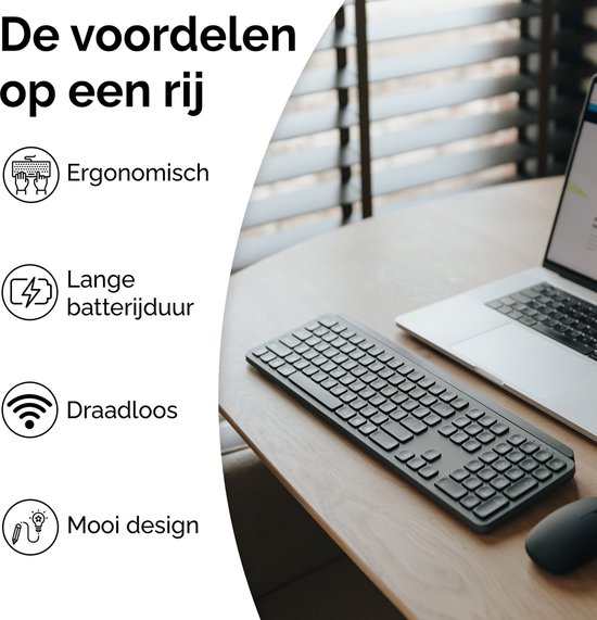 Zwart QWERTY-toetsenbord en muis naast een laptop op een houten tafel. Tekst "De voordelen op een rij", "Ergonomisch", "Lange batterijduur", "Draadloos", "Mooi design".