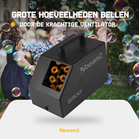 Zwarte BeamZ B300 bellenblaasmachine in een tuin met kinderen en veel bellen, met tekst over grote hoeveelheden bellen.