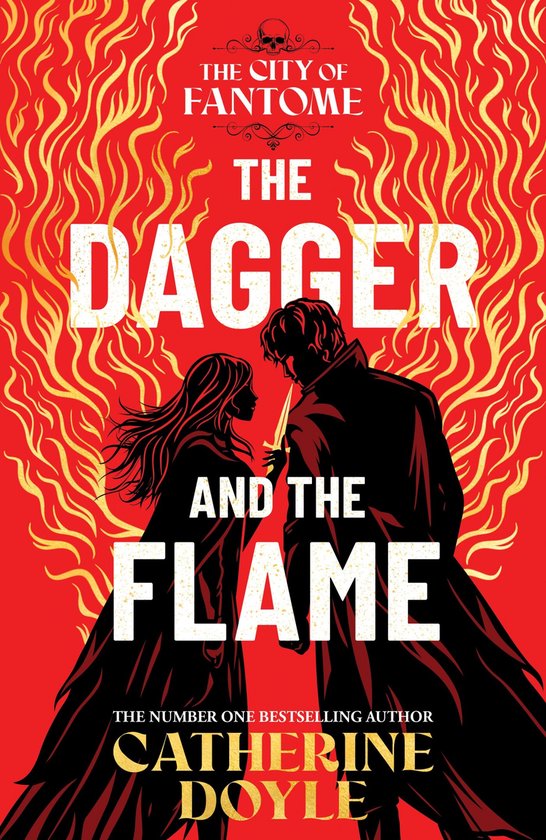 De omslag van het boek 'The Dagger and the Flame' toont twee silhouetten, een man en een vrouw, die naar elkaar kijken, met een dolk ertussen. De achtergrond is rood met gouden vlammen.