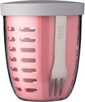 Gobelet déjeuner rose avec extérieur perforé, fourchette inox et couvercle gris.