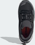 Bovenkant van een zwarte Adidas Terrex wandelschoen voor kinderen, met oranje binnenzool.