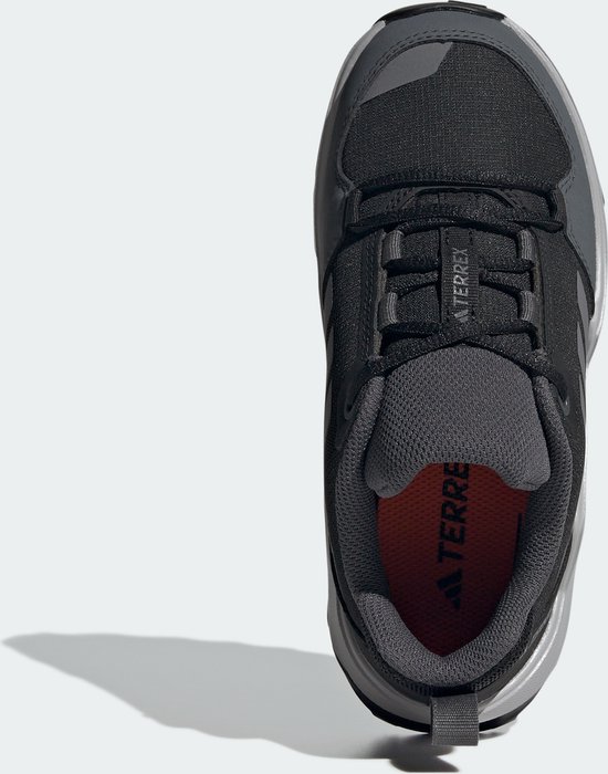 Bovenkant van een zwarte Adidas Terrex wandelschoen voor kinderen, met oranje binnenzool.