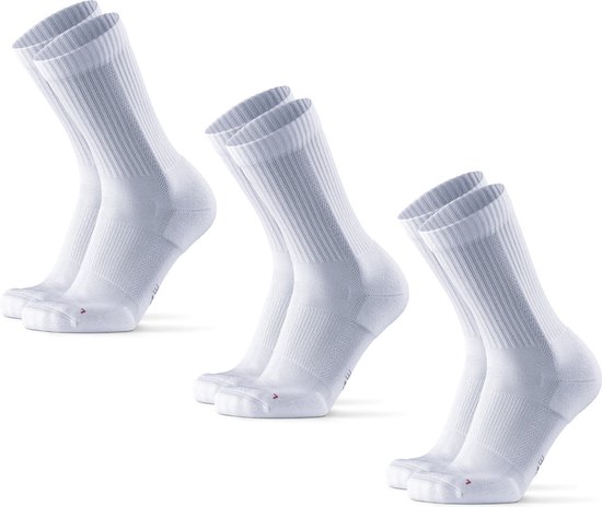 Trois paires de chaussettes mi-haut blanches, chacune avec une marque rouge sur la cheville, sur fond blanc.
