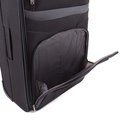 Poche avant d'une valise noire, ouverte avec un magazine à l'intérieur.